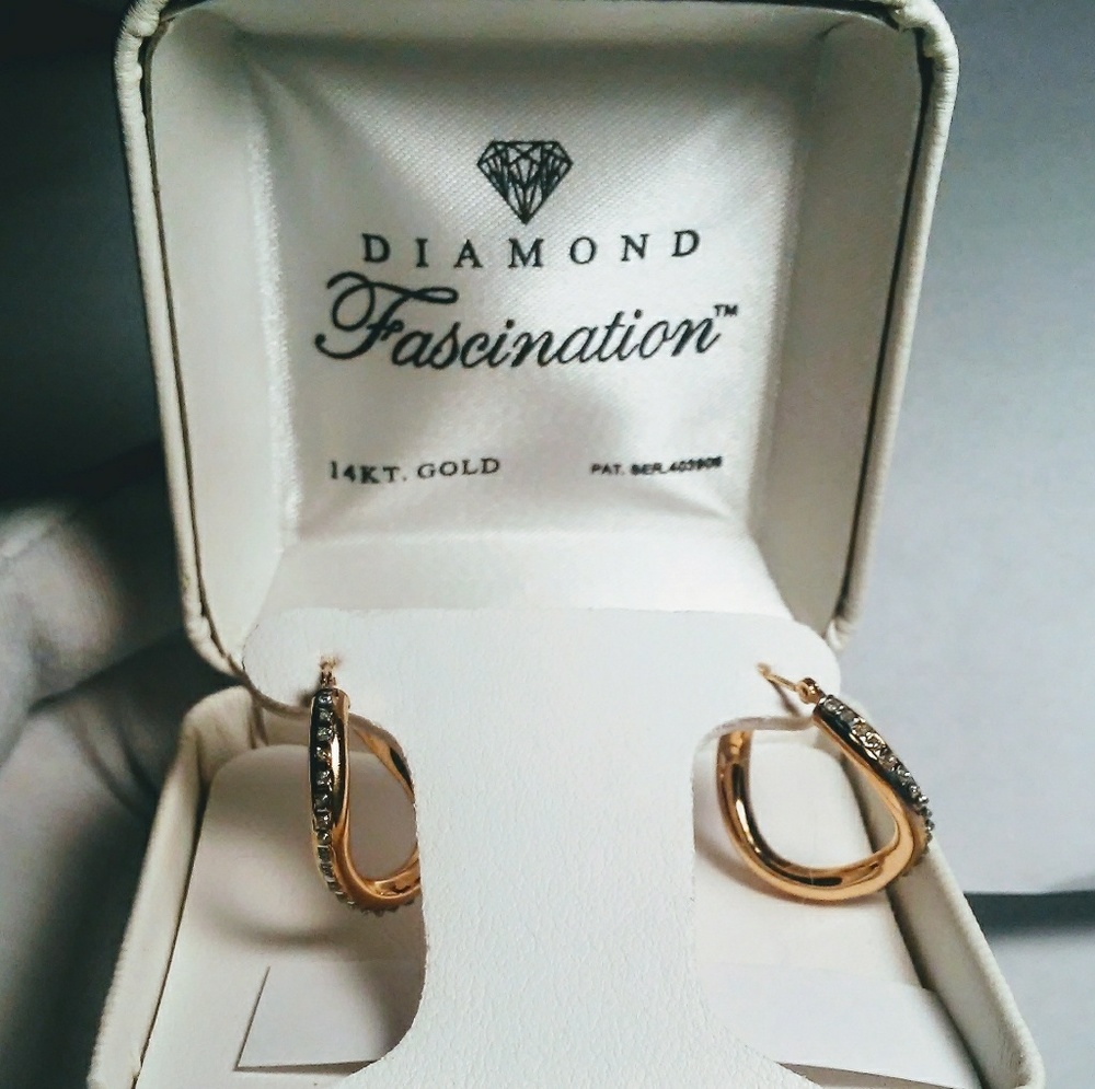 14k Gold Diamond Accent Wavy/curved hoop earrings!